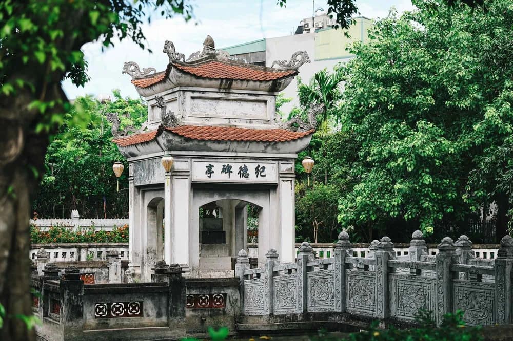 Nhà bia trong khuôn viên đình Phúc Xá