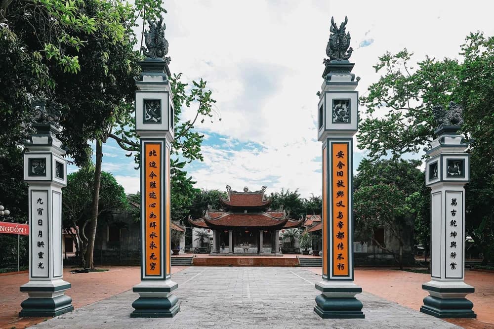Trục thần đạo dẫn vào đình Phúc Xá, hai bên là hệ thống trụ biểu và câu đối, phía sau là mái đình cổ, nơi thờ Thái úy Việt Quốc công Lý Thường Kiệt, danh tướng Đào Kỳ, Phương Dung công chúa và các vị thành hoàng được người dân tôn kính.