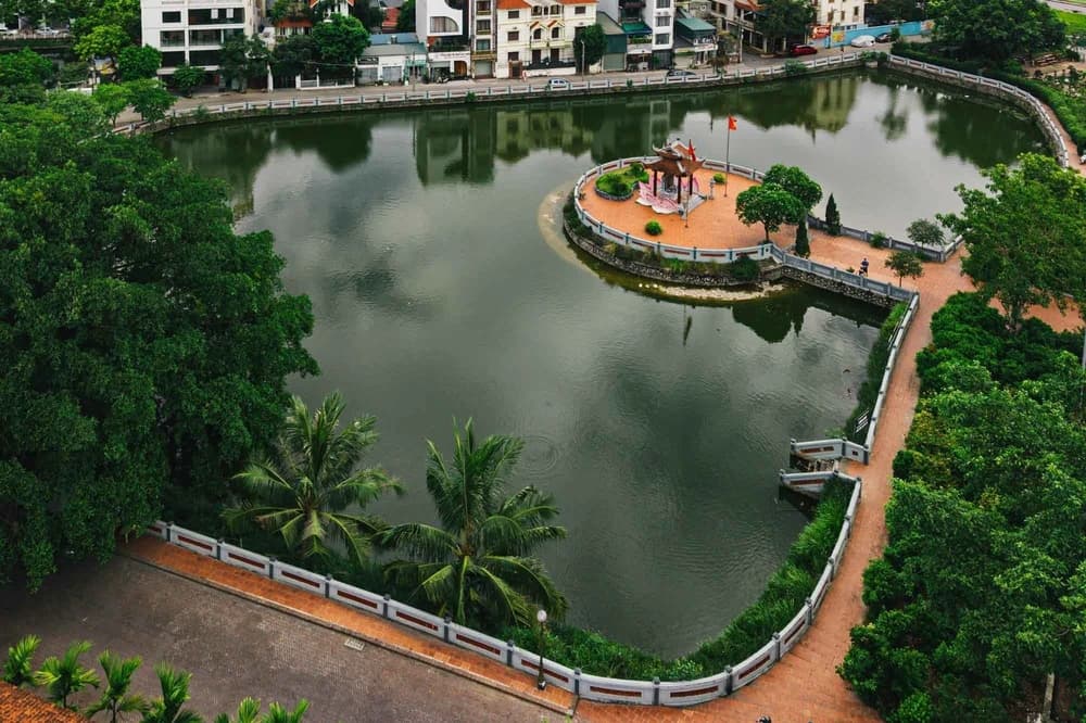 Cây đa, ao nước, đài liệt sĩ