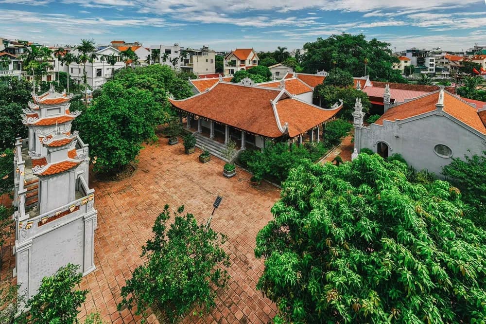 Chùa Bắc Biên bên sông Hồng nhìn từ trên cao